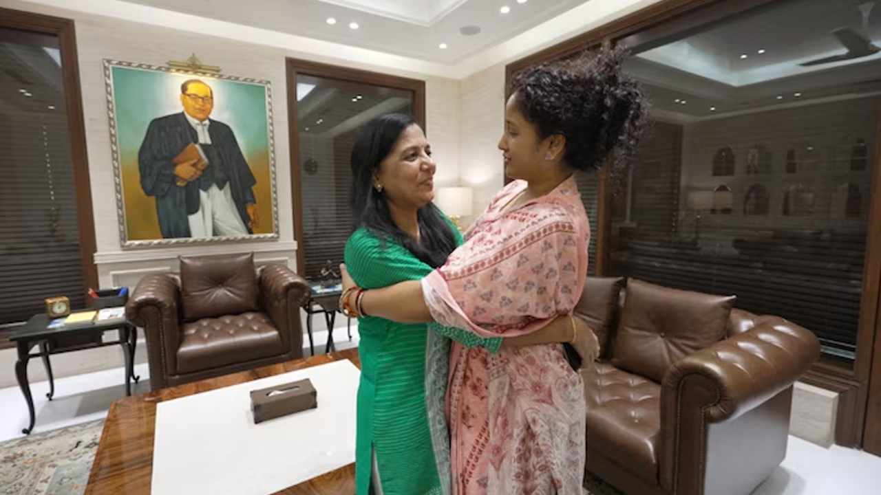 కేజ్రీవాల్ సతీమణికి సంఘీభావం ప్రకటించిన హేమంత్ సోరెన్ భార్య కేజ్రీవాల్ సతీమణికి సంఘీభావం ప్రకటించిన హేమంత్ సోరెన్ భార్య