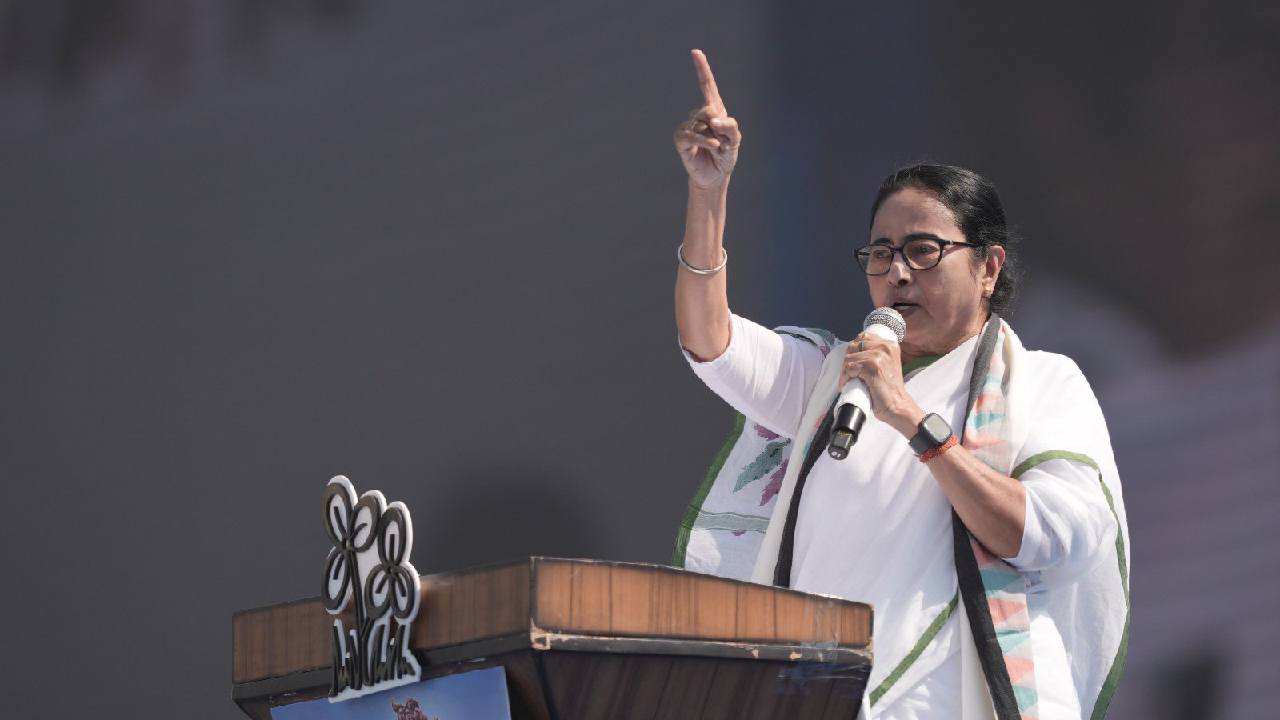 కాంగ్రెస్కి షాక్ ఇచ్చిన మమతా బెనర్జీ.. ఒంటరిగా 42 స్థానాలకు అభ్యర్థుల ప్రకటన కాంగ్రెస్కి షాక్ ఇచ్చిన మమతా బెనర్జీ.. ఒంటరిగా 42 స్థానాలకు అభ్యర్థుల ప్రకటన
