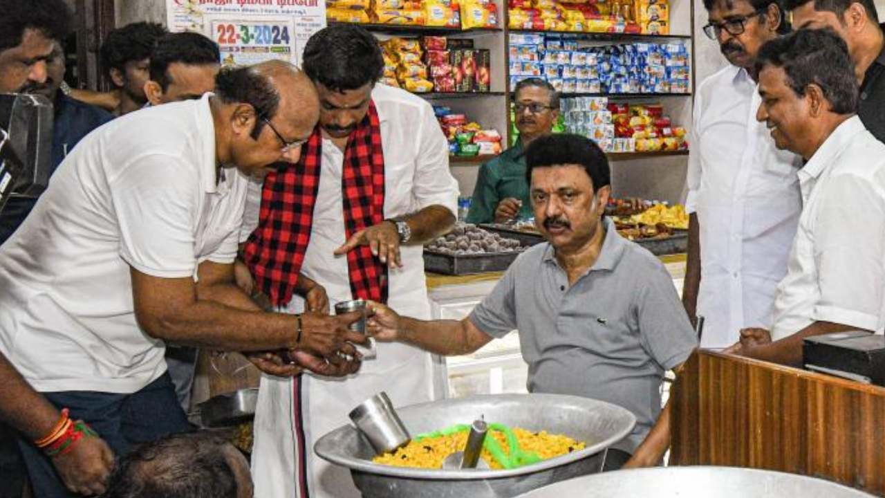 తమిళనాడు సీఎం స్టాలిన్ మార్నింగ్ వాక్.. స్వీట్ షాపులోకి వెళ్లి ఏం చేశారంటే? వీడియో వైరల్ తమిళనాడు సీఎం స్టాలిన్ మార్నింగ్ వాక్.. స్వీట్ షాపులోకి వెళ్లి ఏం చేశారంటే? వీడియో వైరల్