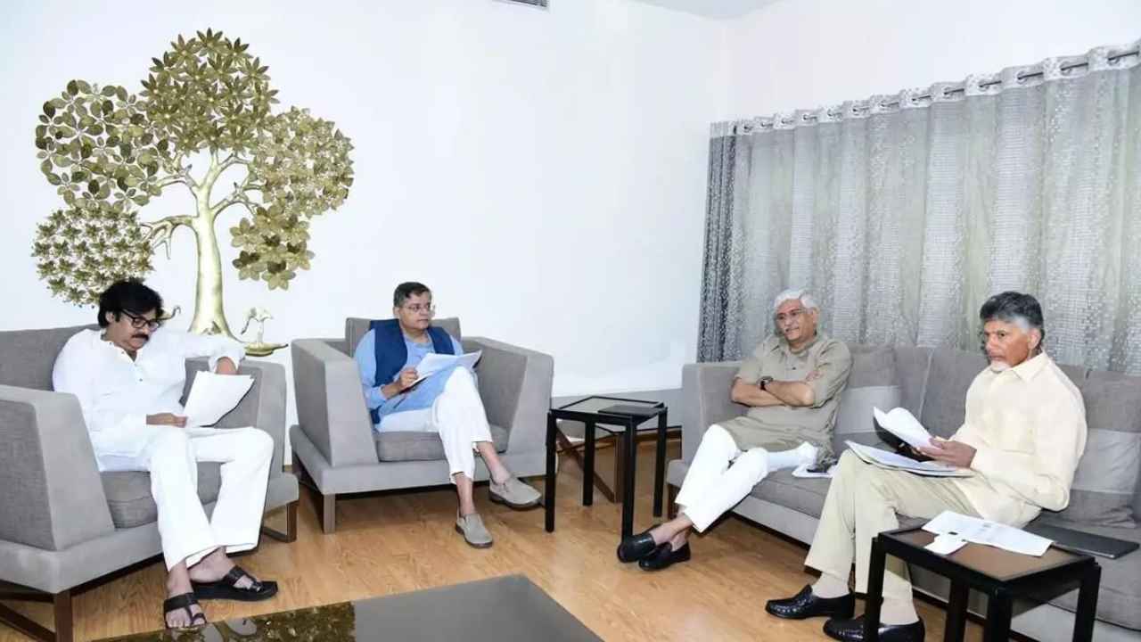 Tdp Bjp Janasena Seats Sharing : చంద్రబాబుతో ముగిసిన షెకావత్, జయంత్ పండా భేటీ.. 8గంటల పాటు సుదీర్ఘంగా చర్చలు Tdp Bjp Janasena Seats Sharing : చంద్రబాబుతో ముగిసిన షెకావత్, జయంత్ పండా భేటీ.. 8గంటల పాటు సుదీర్ఘంగా చర్చలు