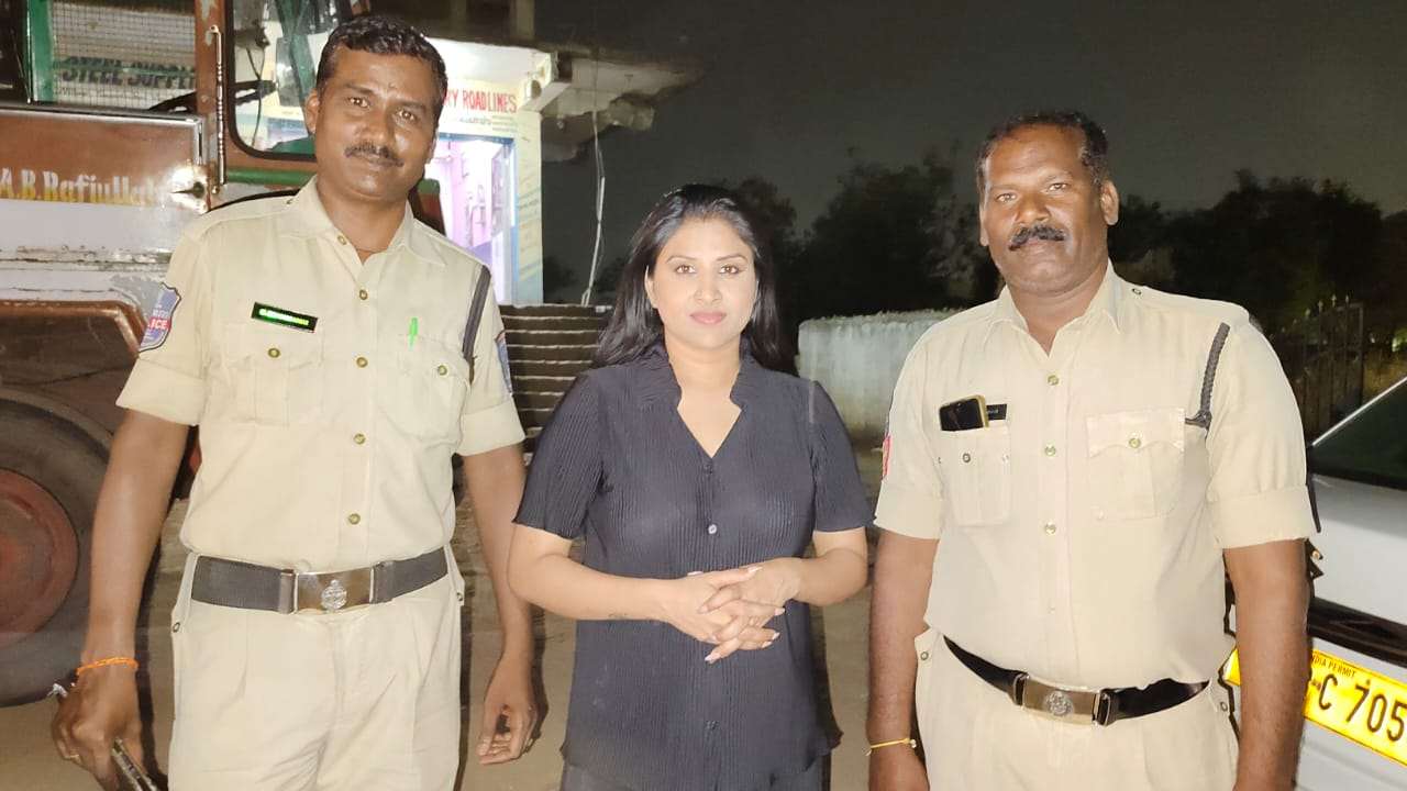 Singer Mangli : సింగర్ మంగ్లీకి తప్పిన ప్రమాదం.. కారును ఢీకొట్టిన డీసీఎం.. Singer Mangli : సింగర్ మంగ్లీకి తప్పిన ప్రమాదం.. కారును ఢీకొట్టిన డీసీఎం..