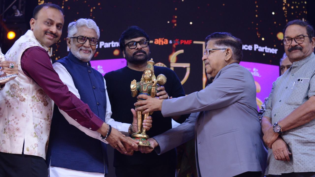 Chiranjeevi : సౌత్ ఇండియా ఫిలిం ఫెస్టివల్లో.. పద్మవిభూషణుడికి చిరు సత్కారం.. Chiranjeevi : సౌత్ ఇండియా ఫిలిం ఫెస్టివల్లో.. పద్మవిభూషణుడికి చిరు సత్కారం..