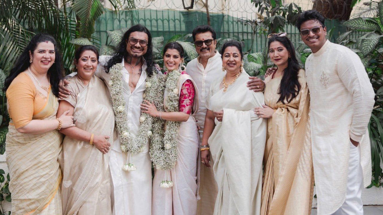 Varalaxmi Sarathkumar : వరలక్ష్మి శరత్ కుమార్ నిశ్చితార్థం ఫొటోలు..