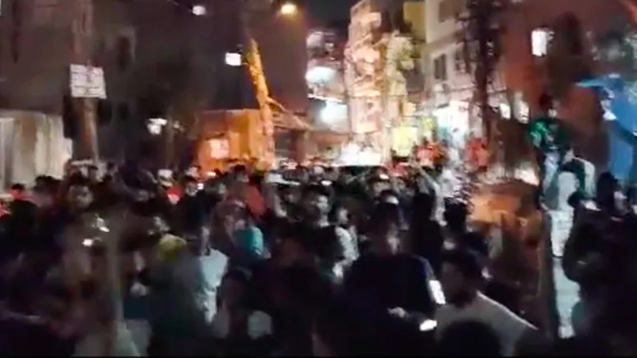 ఆర్సీబీ మహిళా జట్టు విజయంతో బెంగళూరు వీధుల్లో యువత సంబురాలు.. వీడియోలు వైరల్ ఆర్సీబీ మహిళా జట్టు విజయంతో బెంగళూరు వీధుల్లో యువత సంబురాలు.. వీడియోలు వైరల్