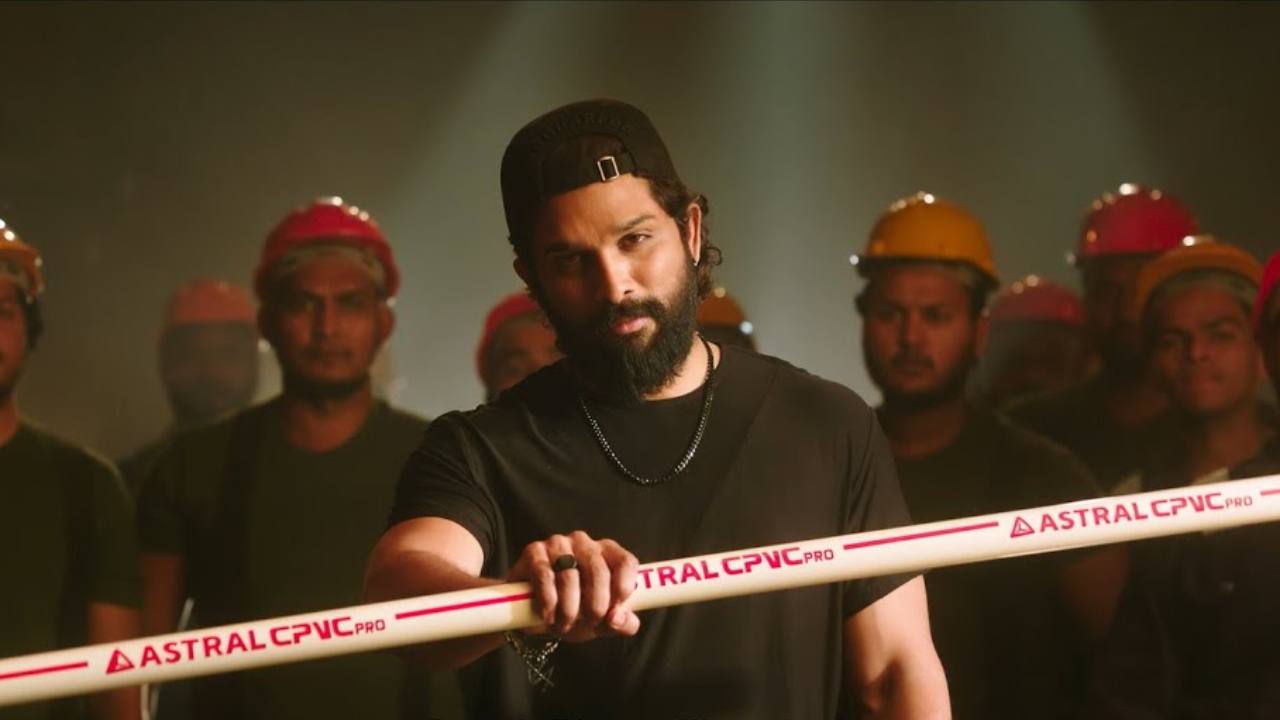 Allu Arjun : అల్లు అర్జున్ కొత్త యాడ్ చూశారా? పైప్ తో కొడితే.. లీక్ అయ్యేదేలే.. Allu Arjun : అల్లు అర్జున్ కొత్త యాడ్ చూశారా? పైప్ తో కొడితే.. లీక్ అయ్యేదేలే..