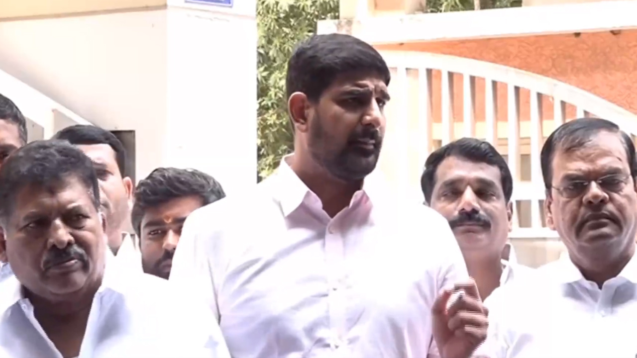 తెలంగాణ స్పీకర్కు ఫిర్యాదు చేసేందుకు అసెంబ్లీకి బీఆర్ఎస్ ఎమ్మెల్యేలు తెలంగాణ స్పీకర్కు ఫిర్యాదు చేసేందుకు అసెంబ్లీకి బీఆర్ఎస్ ఎమ్మెల్యేలు