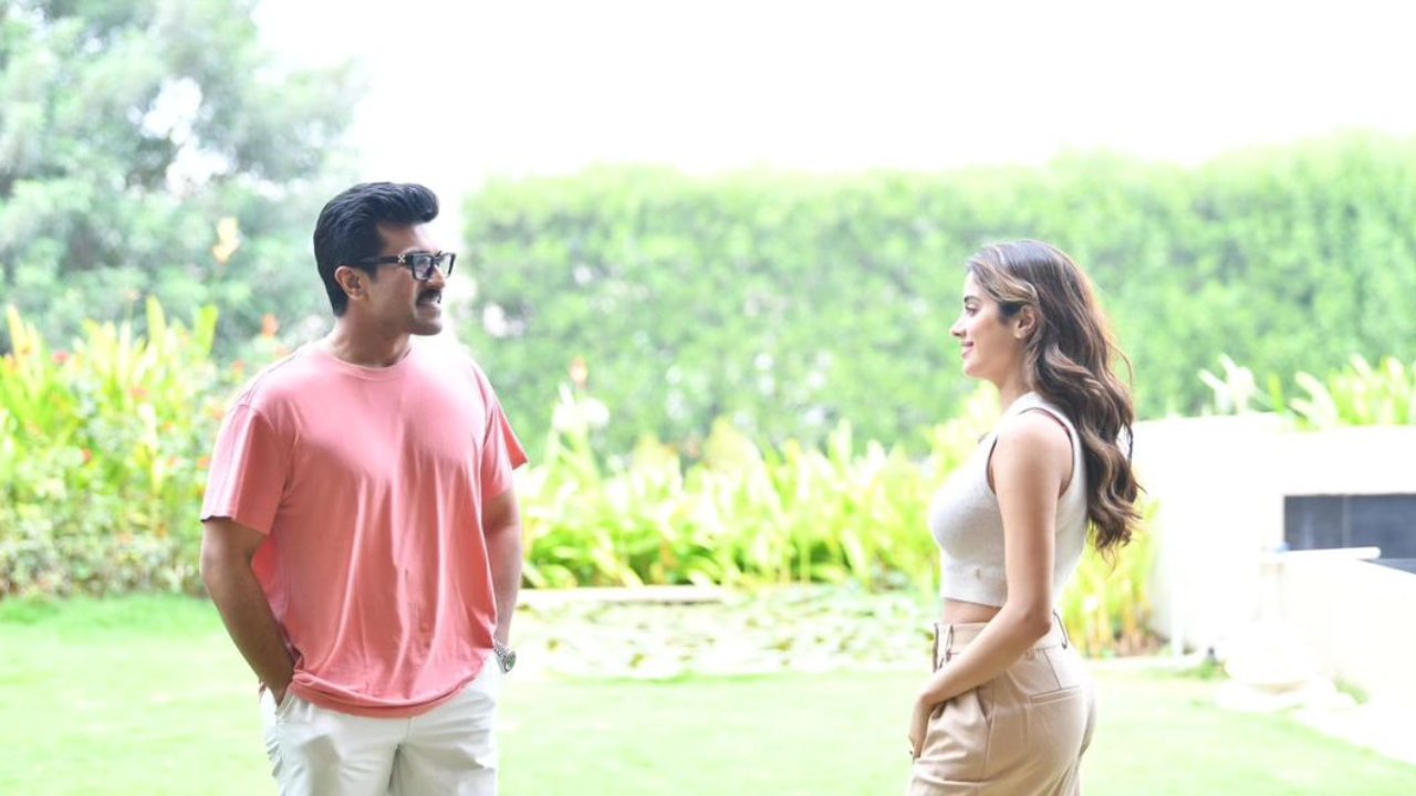 Ram Charan – Janhvi Kapoor : అప్పుడే RC 16 పనులు మొదలుపెట్టేశారా? చరణ్తో జాన్వీ డిస్కషన్స్.. ఫొటోలు వైరల్.. Ram Charan – Janhvi Kapoor : అప్పుడే RC 16 పనులు మొదలుపెట్టేశారా? చరణ్తో జాన్వీ డిస్కషన్స్.. ఫొటోలు వైరల్..