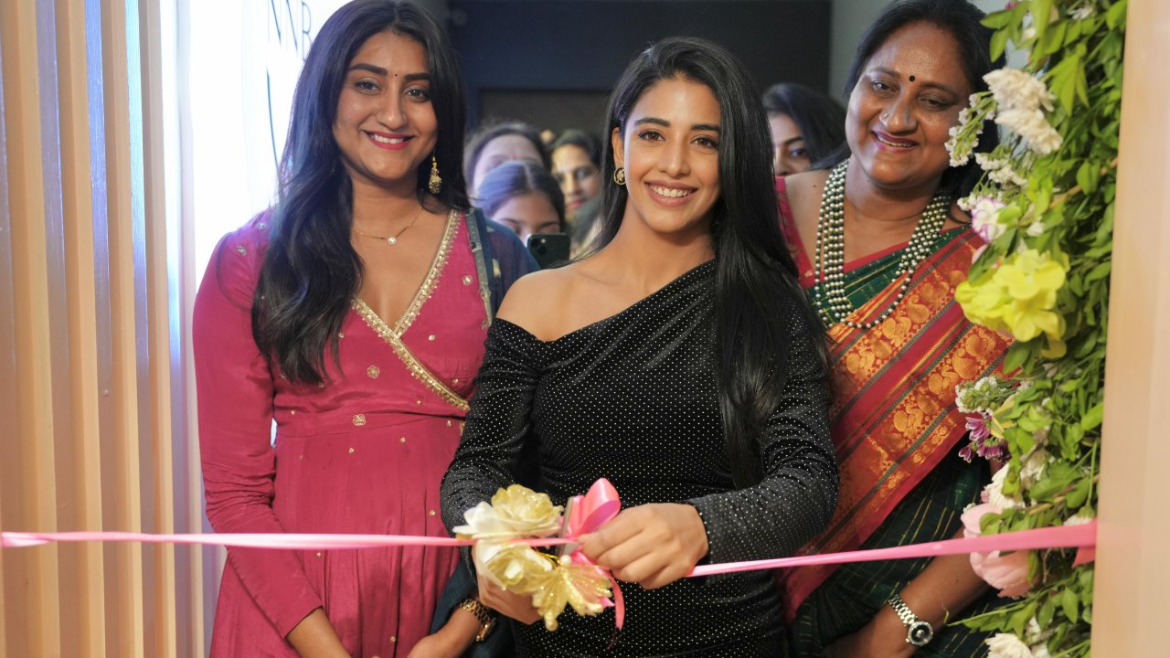 Daksha Nagarkar : కూకట్పల్లిలో దక్ష నగర్కార్ సందడి.. షాప్ ఓపెనింగ్లో.. Daksha Nagarkar : కూకట్పల్లిలో దక్ష నగర్కార్ సందడి.. షాప్ ఓపెనింగ్లో..