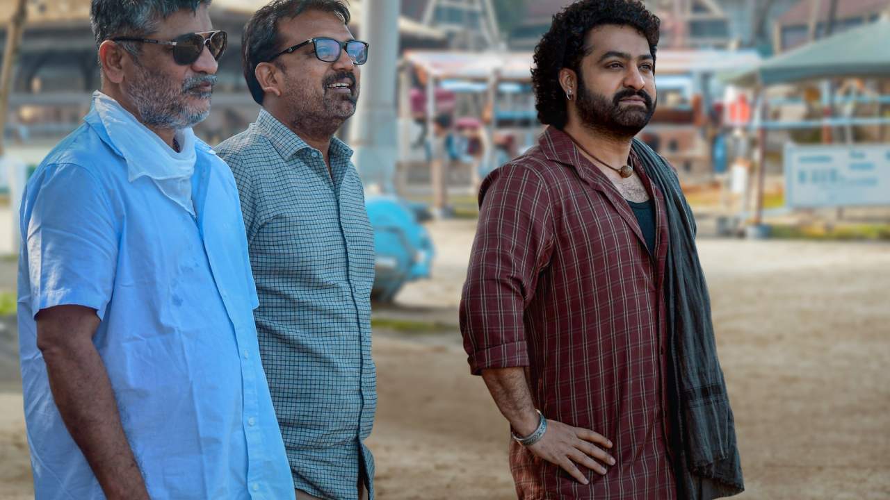 NTR : ‘దేవర’ నుంచి షూటింగ్ పిక్ రిలీజ్ చేసిన మూవీ యూనిట్.. ఎన్టీఆర్ లుక్ అదిరిందిగా.. NTR : ‘దేవర’ నుంచి షూటింగ్ పిక్ రిలీజ్ చేసిన మూవీ యూనిట్.. ఎన్టీఆర్ లుక్ అదిరిందిగా..