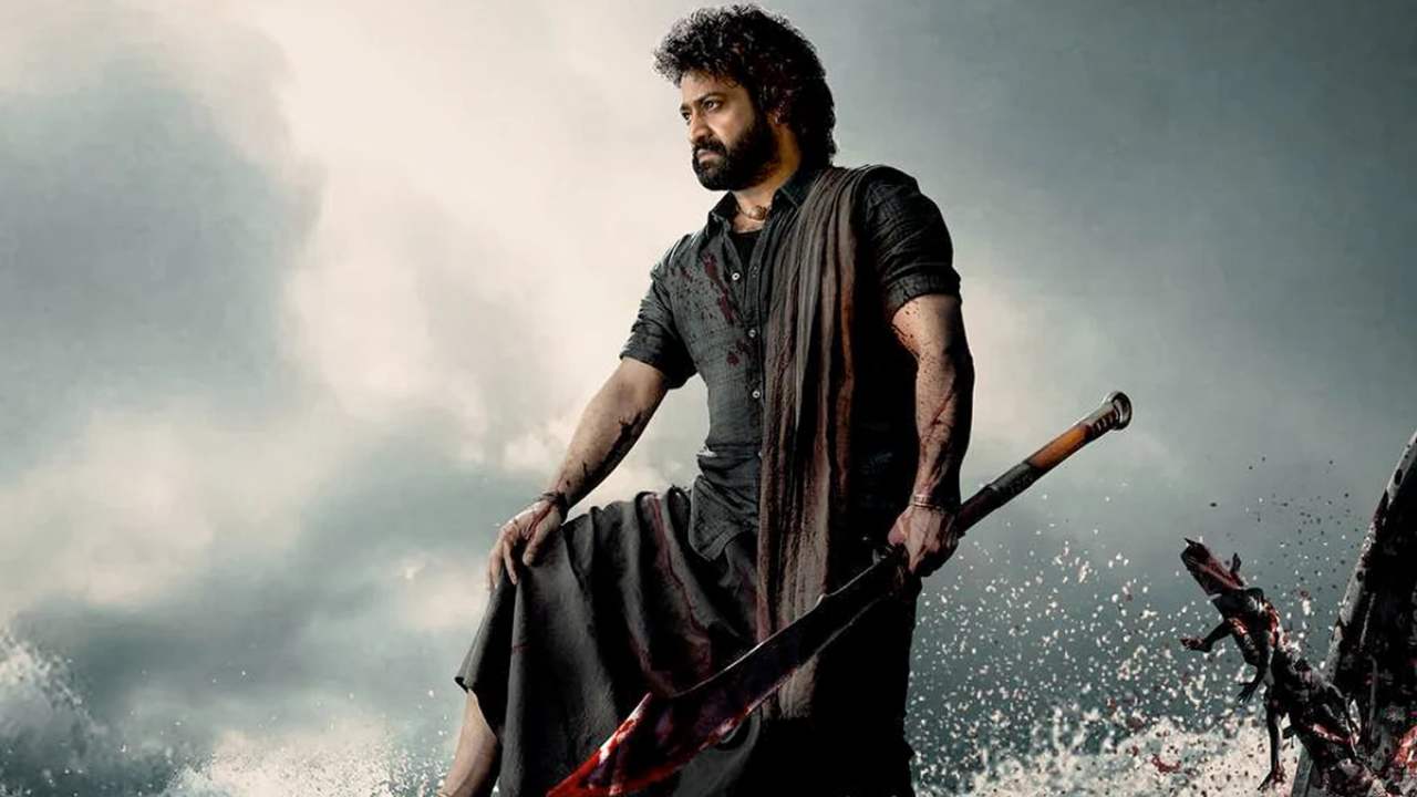 Devara : ‘దేవర’ సెట్స్ నుంచి వీడియో లీక్.. ఎన్టీఆర్ జస్ట్ అలా నడిచొస్తుంటే.. Devara : ‘దేవర’ సెట్స్ నుంచి వీడియో లీక్.. ఎన్టీఆర్ జస్ట్ అలా నడిచొస్తుంటే..