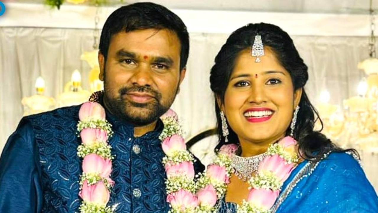 Krishna Chaitanya : యాంకర్ని పెళ్లి చేసుకున్న దర్శకుడు.. టాలీవుడ్లో కొత్త జంట.. Krishna Chaitanya : యాంకర్ని పెళ్లి చేసుకున్న దర్శకుడు.. టాలీవుడ్లో కొత్త జంట..