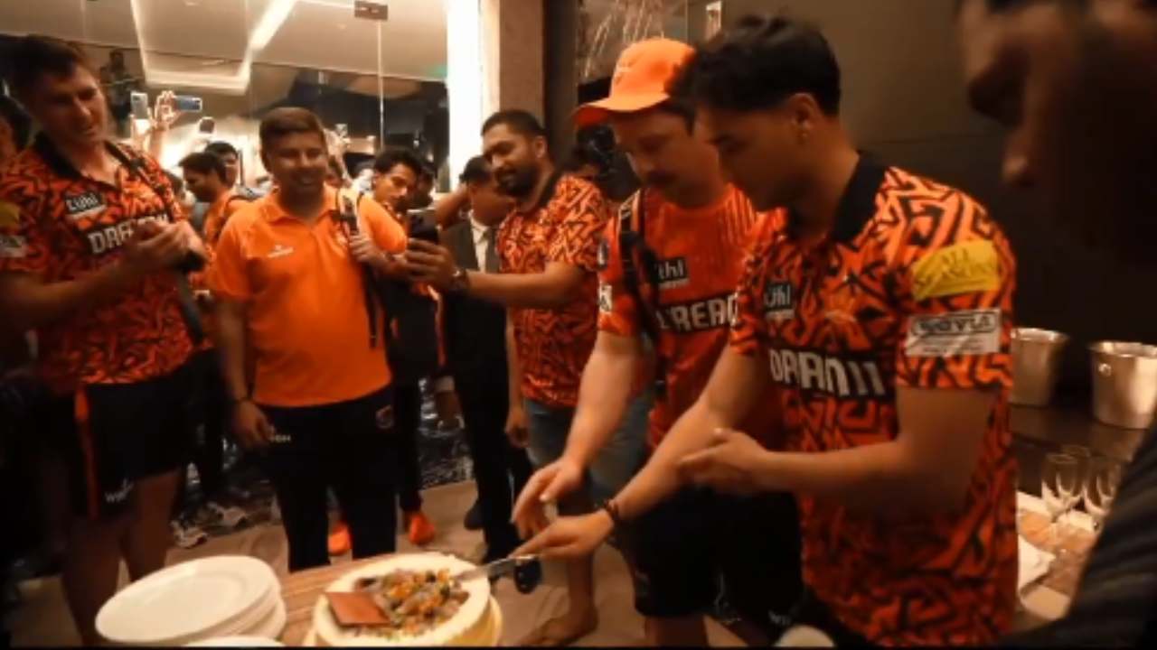 IPL 2024 : మ్యాచ్ తరువాత సన్రైజర్స్ జట్టు ప్లేయర్స్ ఏం చేశారో తెలుసా? వీడియో వైరల్ IPL 2024 : మ్యాచ్ తరువాత సన్రైజర్స్ జట్టు ప్లేయర్స్ ఏం చేశారో తెలుసా? వీడియో వైరల్