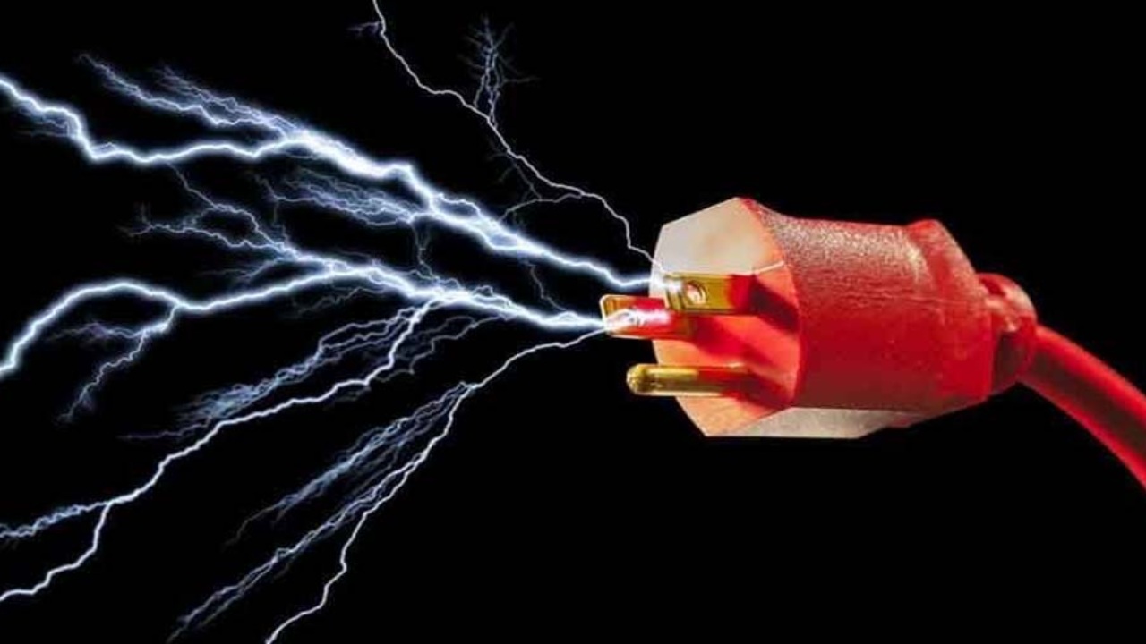 Warangal Electric Shock : మోత్య తండాలో విషాదం.. విద్యుత్ షాక్తో ముగ్గురు మృతి Warangal Electric Shock : మోత్య తండాలో విషాదం.. విద్యుత్ షాక్తో ముగ్గురు మృతి