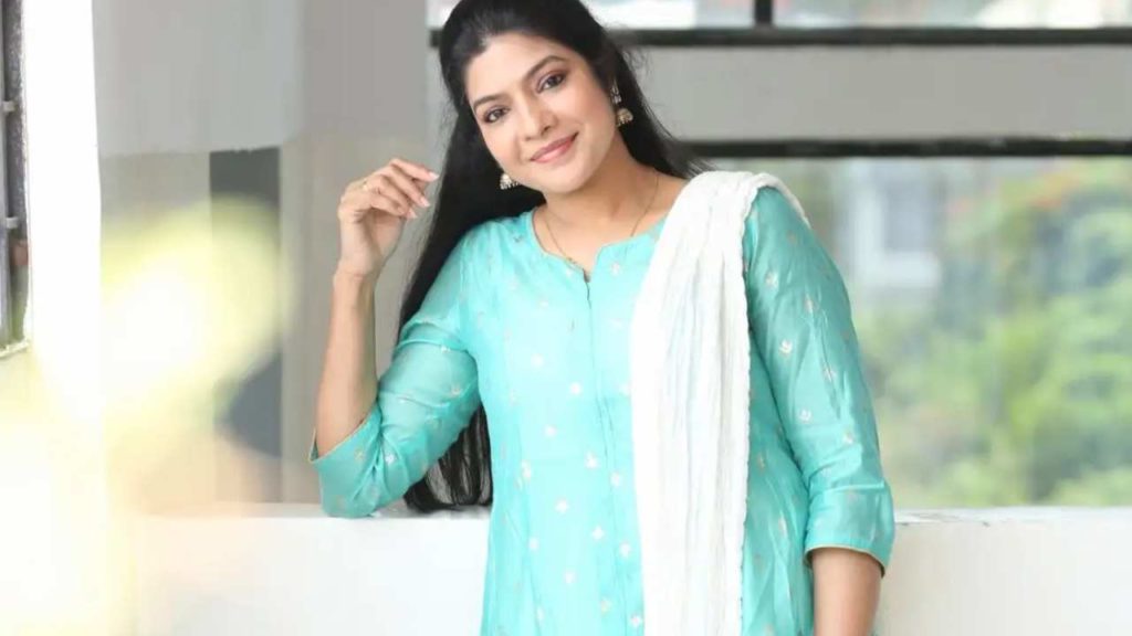 Actress Vasuki Anand Getting Huge Offers Recently Appears in Vijay Devarakonda Family Star Teaser