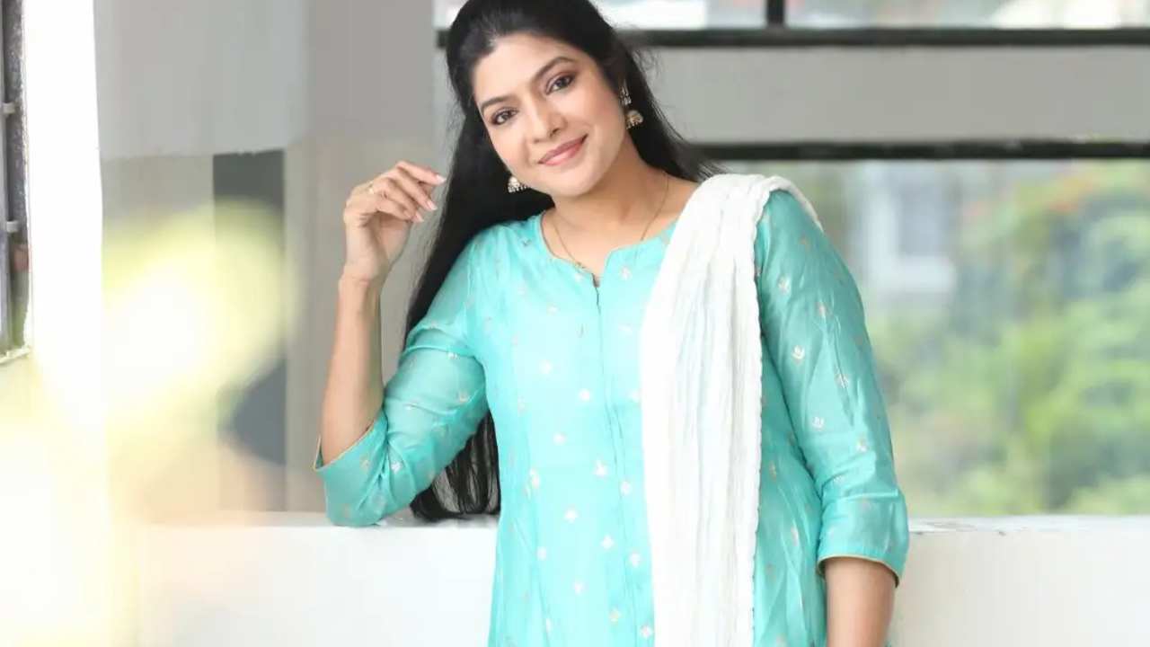 Vasuki Anand : సెకండ్ ఇన్నింగ్స్లో వరుస ఆఫర్స్తో బిజీ అవుతున్న పవన్ చెల్లెలు.. Vasuki Anand : సెకండ్ ఇన్నింగ్స్లో వరుస ఆఫర్స్తో బిజీ అవుతున్న పవన్ చెల్లెలు..