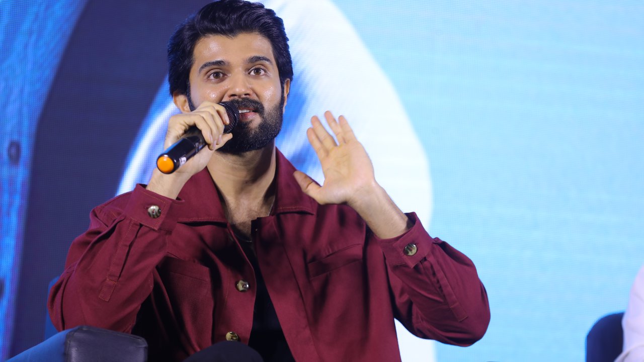 Vijay Deverakonda : పేరు ముందు ‘ది’ ఎందుకు పెట్టుకున్నాడో క్లారిటీ ఇచ్చిన విజయ్.. ఉన్న స్టార్లు అందరూ తీసేసుకున్నారు.. Vijay Deverakonda : పేరు ముందు ‘ది’ ఎందుకు పెట్టుకున్నాడో క్లారిటీ ఇచ్చిన విజయ్.. ఉన్న స్టార్లు అందరూ తీసేసుకున్నారు..