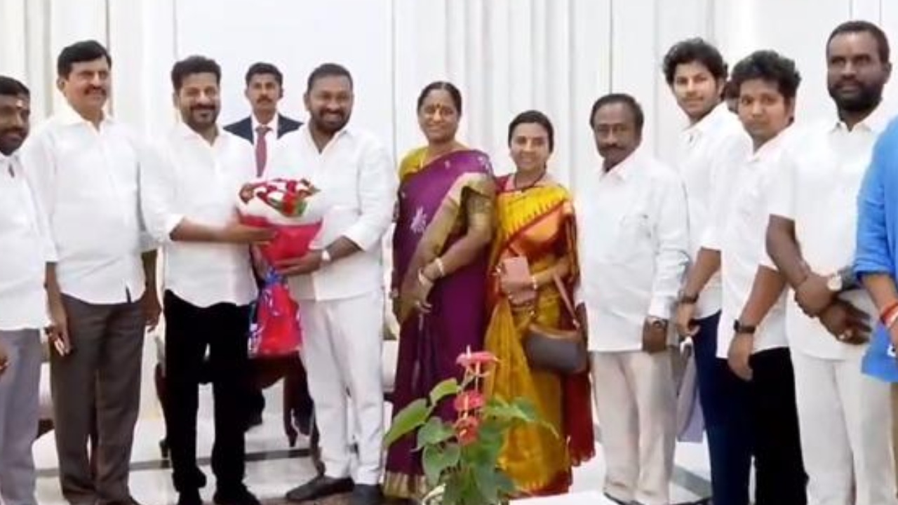MP Pasunuri Dayakar : బీఆర్ఎస్కు బిగ్ షాక్.. కాంగ్రెస్లో చేరిన వరంగల్ ఎంపీ పసునూరి దయాకర్ MP Pasunuri Dayakar : బీఆర్ఎస్కు బిగ్ షాక్.. కాంగ్రెస్లో చేరిన వరంగల్ ఎంపీ పసునూరి దయాకర్
