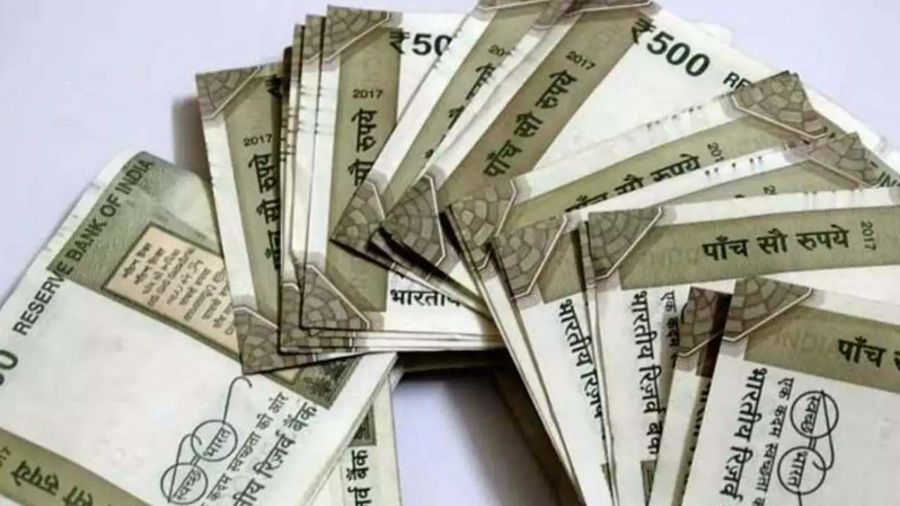 ATM Cash : పట్టపగలే ఏటీఎం వ్యాన్లో రూ.66 లక్షలు దోచుకెళ్లి.. మర్రిచెట్టు తొర్రలో దాచిపెట్టి..! ATM Cash : పట్టపగలే ఏటీఎం వ్యాన్లో రూ.66 లక్షలు దోచుకెళ్లి.. మర్రిచెట్టు తొర్రలో దాచిపెట్టి..!