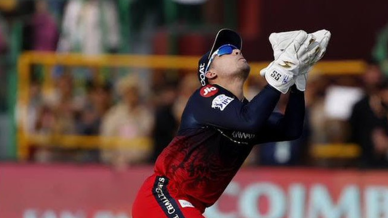 RCB vs LSG : బెంగళూరు కొంపముంచిన వికెట్ కీపర్ అనూజ్రావత్.. ఆ క్యాచ్ పట్టుంటే..! RCB vs LSG : బెంగళూరు కొంపముంచిన వికెట్ కీపర్ అనూజ్రావత్.. ఆ క్యాచ్ పట్టుంటే..!