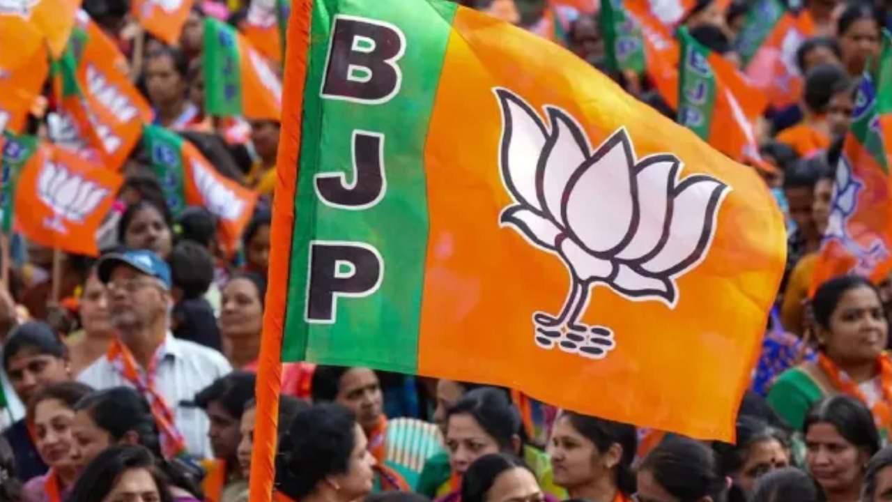 Graduate MLC Election 2024 : గ్రాడ్యుయేషన్ ఎమ్మెల్సీ ఎన్నికలకు బీజేపీ కసరత్తు.. రేసులో పలువురు నేతలు Graduate MLC Election 2024 : గ్రాడ్యుయేషన్ ఎమ్మెల్సీ ఎన్నికలకు బీజేపీ కసరత్తు.. రేసులో పలువురు నేతలు