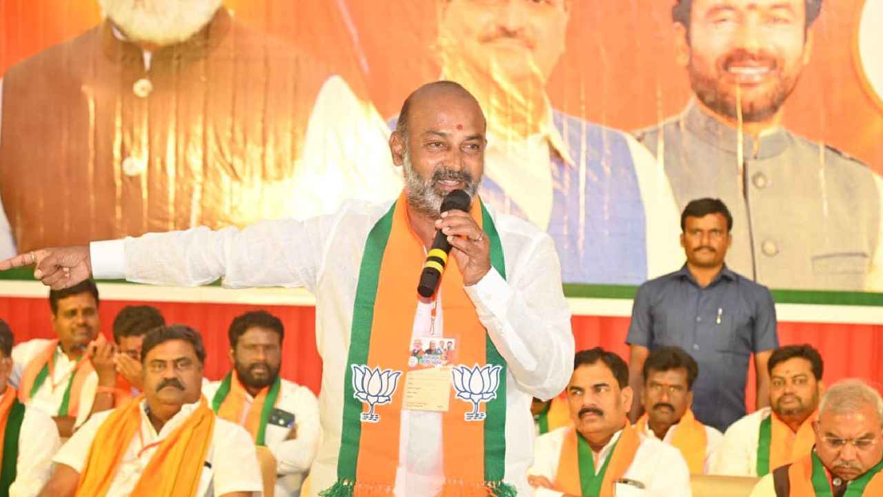 Bandi Sanjay Kumar : వార్ వన్ సైడే.. లోక్సభ ఎన్నికల్లో బీఆర్ఎస్ స్థానం ఇదే- బండి సంజయ్ Bandi Sanjay Kumar : వార్ వన్ సైడే.. లోక్సభ ఎన్నికల్లో బీఆర్ఎస్ స్థానం ఇదే- బండి సంజయ్