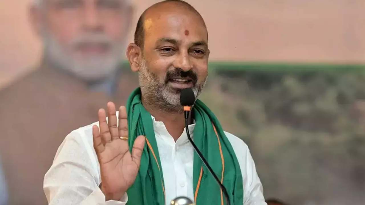 మూడేళ్లలో 12కోట్ల నిధులు తీసుకొచ్చా.. భారీ మెజార్టీతో గెలుపు ఖాయం : బండి సంజయ్ మూడేళ్లలో 12కోట్ల నిధులు తీసుకొచ్చా.. భారీ మెజార్టీతో గెలుపు ఖాయం : బండి సంజయ్