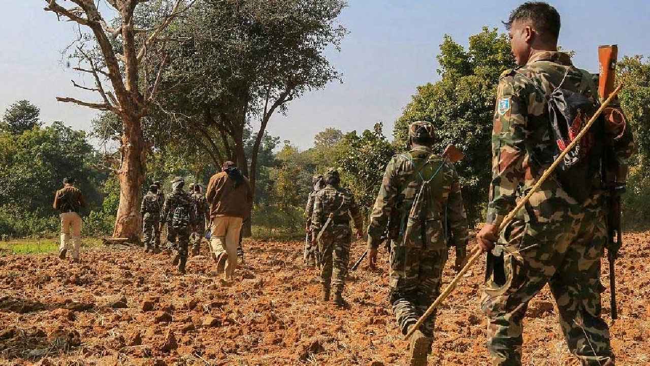 Bastar High Tension : భారీ ఎన్కౌంటర్.. బస్తర్ అడవుల్లో భయం భయం Bastar High Tension : భారీ ఎన్కౌంటర్.. బస్తర్ అడవుల్లో భయం భయం