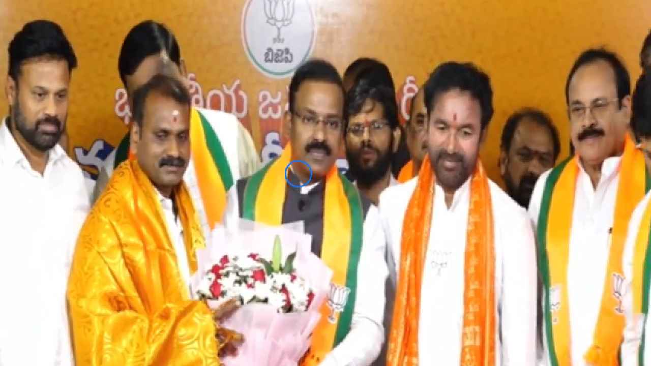 ఎన్నికల వేళ.. బీజేపీలోకి ఎంపీ, మాజీ మంత్రి ఎన్నికల వేళ.. బీజేపీలోకి ఎంపీ, మాజీ మంత్రి
