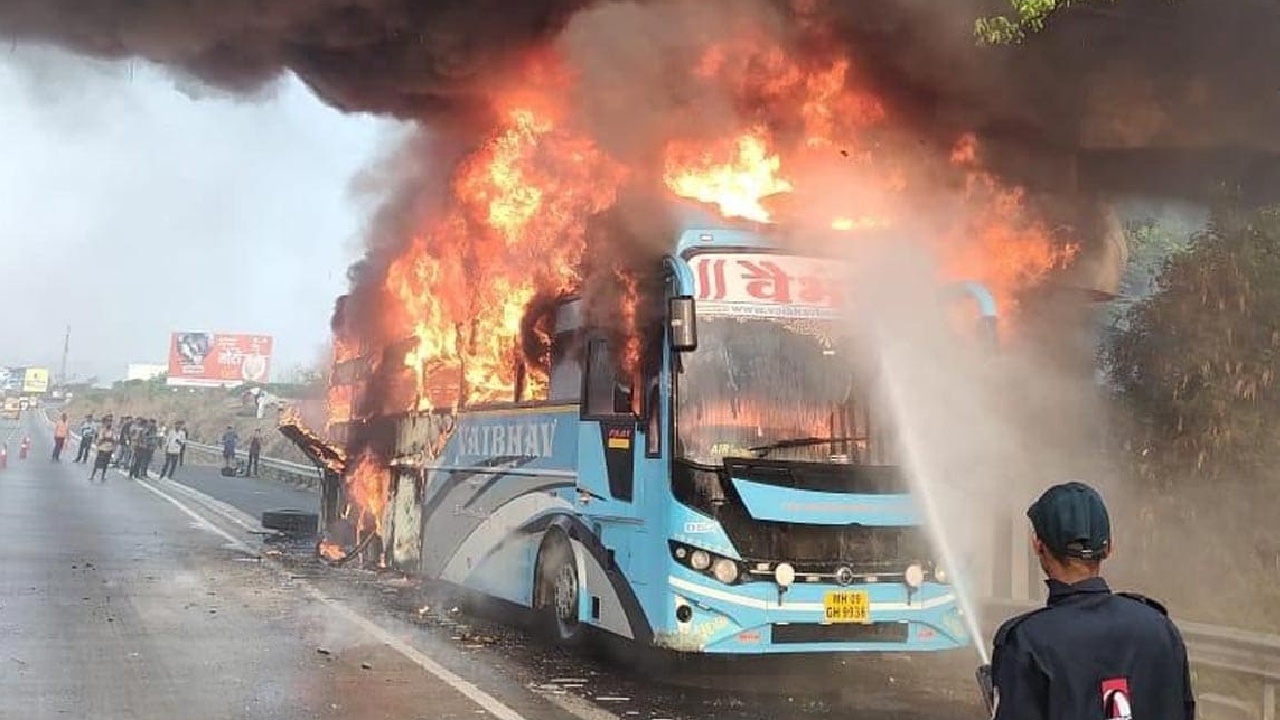 Maharashtra : ముంబై-పుణె ఎక్స్ప్రెస్వేపై బస్సులో చెలరేగిన మంటలు.. ప్రమాద సమయంలో 36 మంది ప్రయాణికులు.. Maharashtra : ముంబై-పుణె ఎక్స్ప్రెస్వేపై బస్సులో చెలరేగిన మంటలు.. ప్రమాద సమయంలో 36 మంది ప్రయాణికులు..
