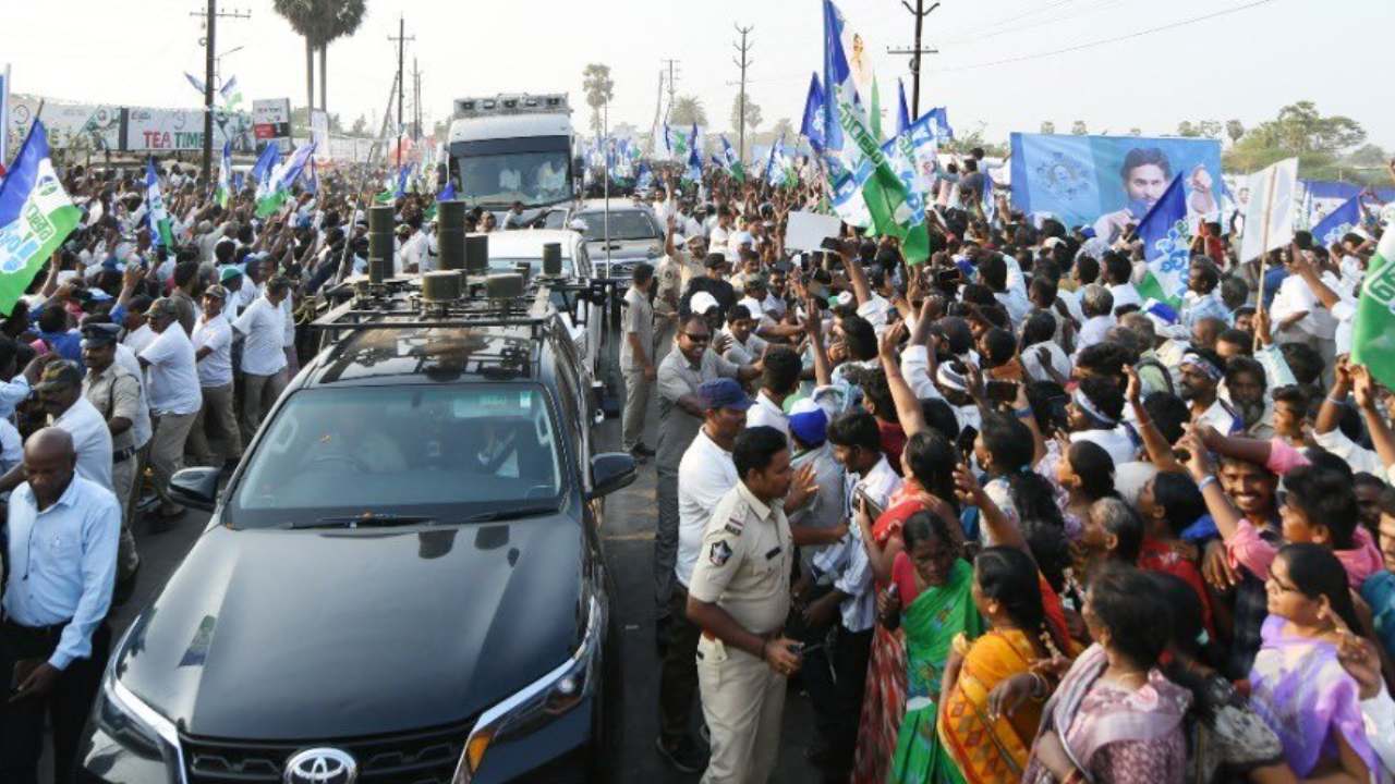 YS Jagan Bus yatra : ఏలూరు, పశ్చిమగోదావరి జిల్లాల్లో సీఎం జగన్ బస్సు యాత్ర.. భీమవరంలో బహిరంగ సభ YS Jagan Bus yatra : ఏలూరు, పశ్చిమగోదావరి జిల్లాల్లో సీఎం జగన్ బస్సు యాత్ర.. భీమవరంలో బహిరంగ సభ