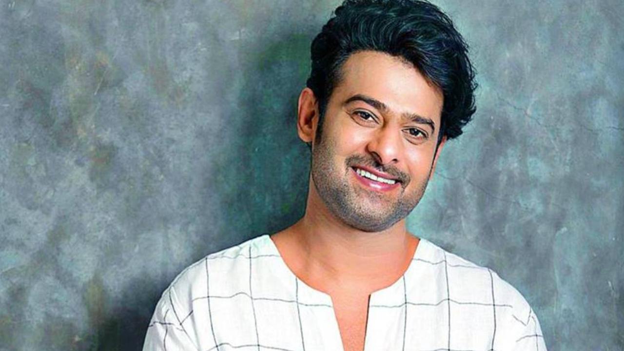 Prabhas : కెనడా థియేటర్స్లో ప్రభాస్ సినిమాతో యాడ్స్ వేసి.. కారు రిపేరింగ్ సంస్థ ప్రమోషన్స్.. Prabhas : కెనడా థియేటర్స్లో ప్రభాస్ సినిమాతో యాడ్స్ వేసి.. కారు రిపేరింగ్ సంస్థ ప్రమోషన్స్..