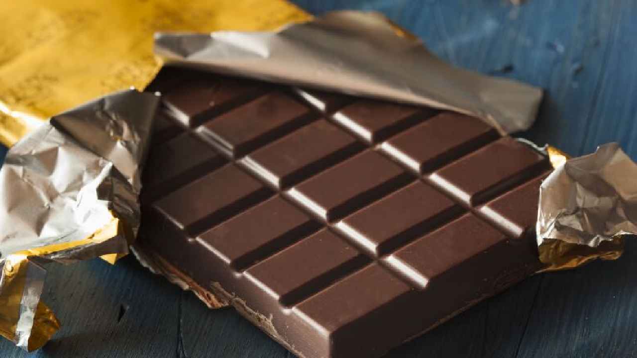 Choclates : బాబోయ్.. చాక్లెట్లు తిని రక్తం కక్కుకుని చిన్నారి మృతి.. అసలేం జరిగిందో తెలిస్తే షాకే Choclates : బాబోయ్.. చాక్లెట్లు తిని రక్తం కక్కుకుని చిన్నారి మృతి.. అసలేం జరిగిందో తెలిస్తే షాకే