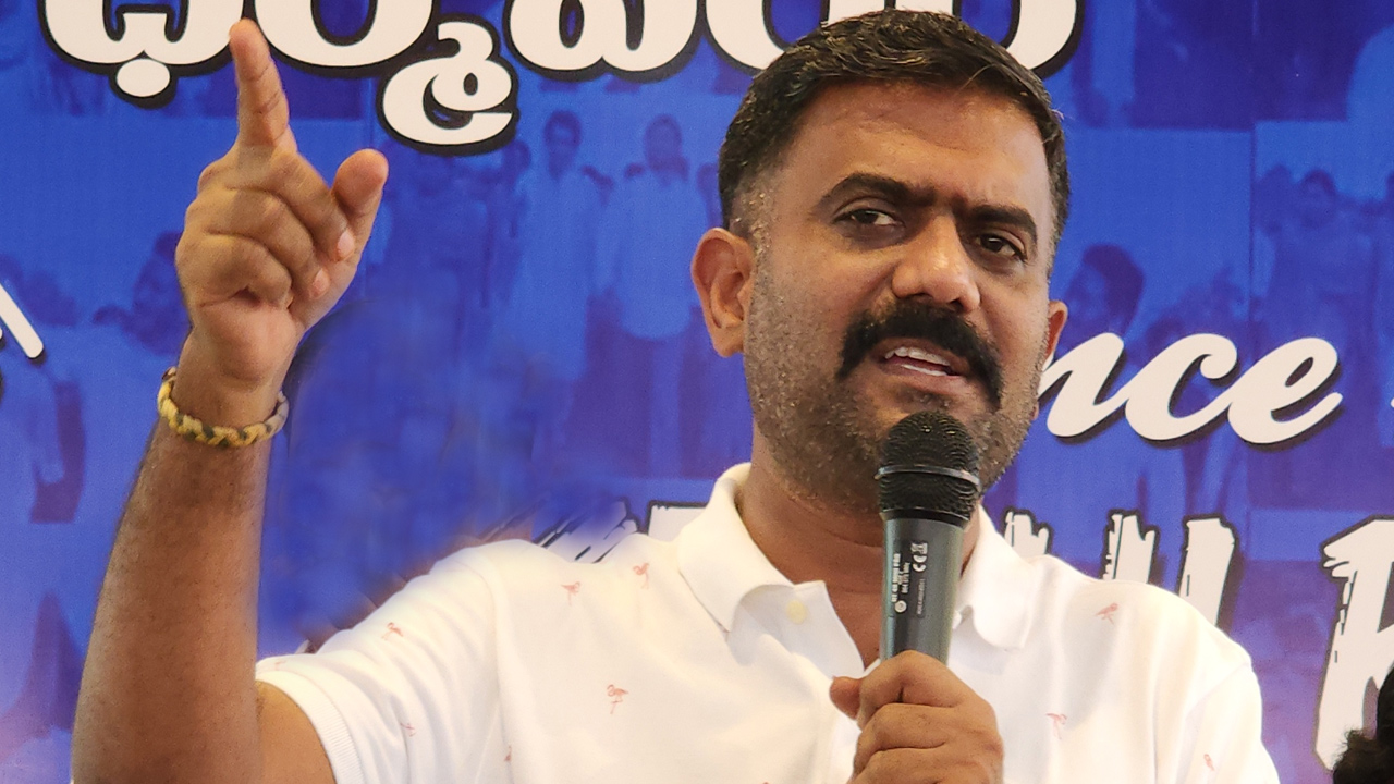 నామినేషన్ వేసి కీలక వ్యాఖ్యలు చేసిన వైసీపీ ధర్మవరం ఎమ్మెల్యే కేతిరెడ్డి నామినేషన్ వేసి కీలక వ్యాఖ్యలు చేసిన వైసీపీ ధర్మవరం ఎమ్మెల్యే కేతిరెడ్డి