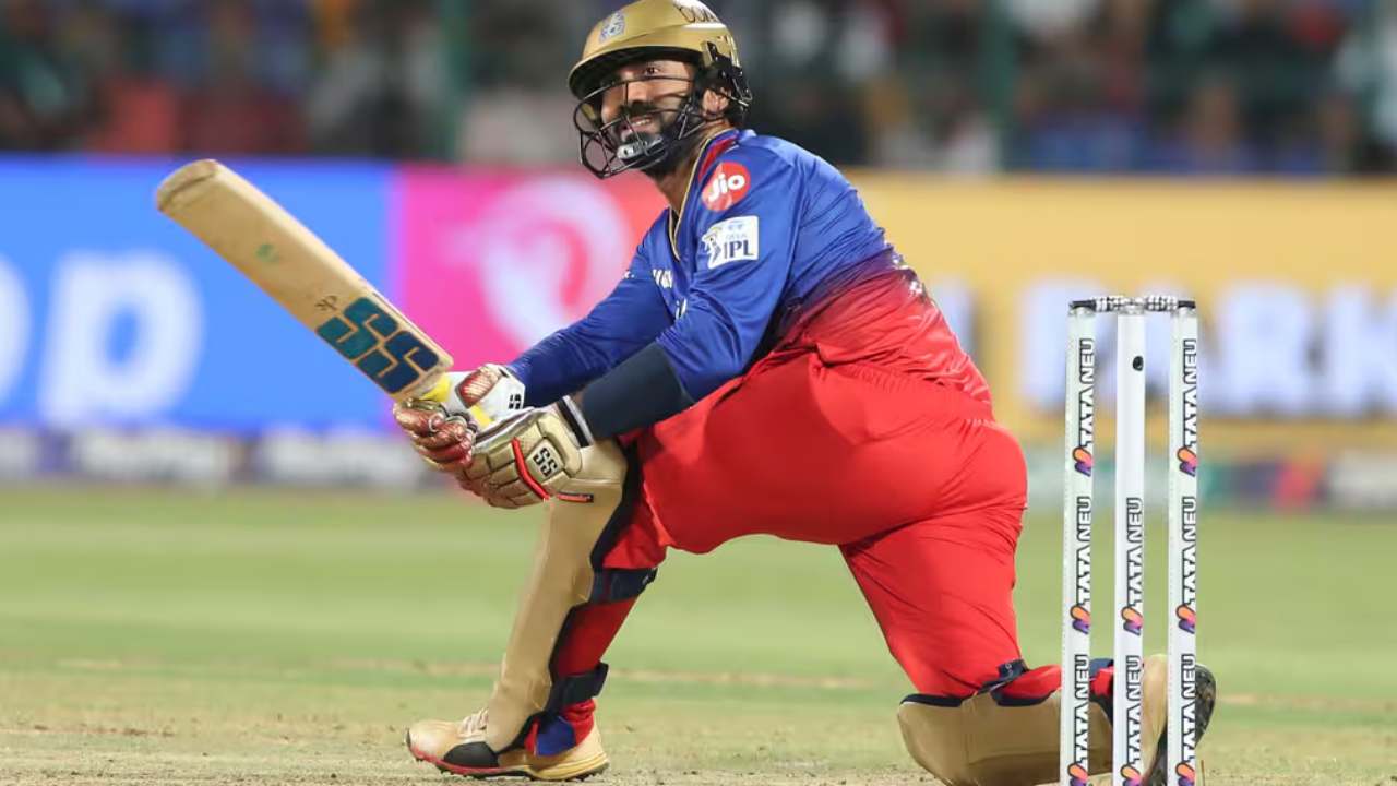 Dinesh Karthik : వరుస బౌండరీలతో సన్రైజర్స్ హైదరాబాద్ను వణికించిన దినేశ్ కార్తీక్.. వీడియో వైరల్ Dinesh Karthik : వరుస బౌండరీలతో సన్రైజర్స్ హైదరాబాద్ను వణికించిన దినేశ్ కార్తీక్.. వీడియో వైరల్