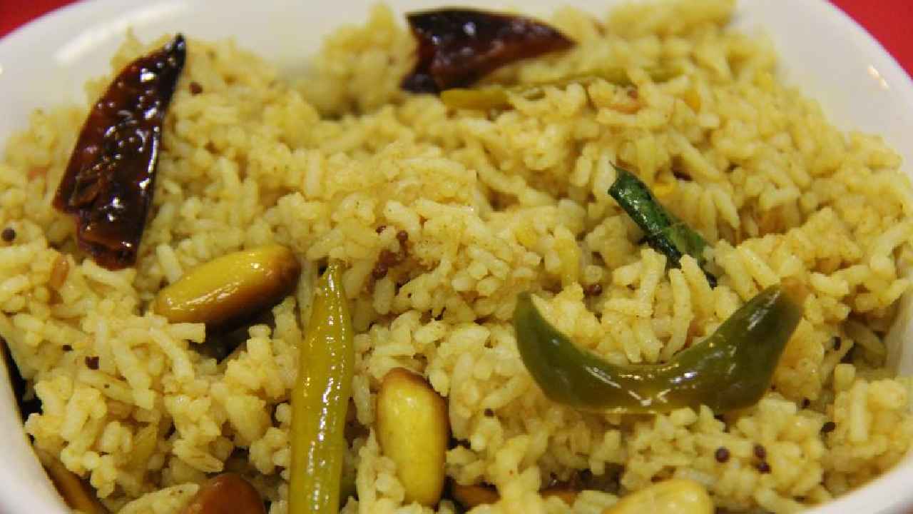 Food Poison : విద్యార్థి ప్రాణం తీసిన పులిహోర.. ఆసుపత్రిలో చికిత్స పొందుతూ మృతి Food Poison : విద్యార్థి ప్రాణం తీసిన పులిహోర.. ఆసుపత్రిలో చికిత్స పొందుతూ మృతి