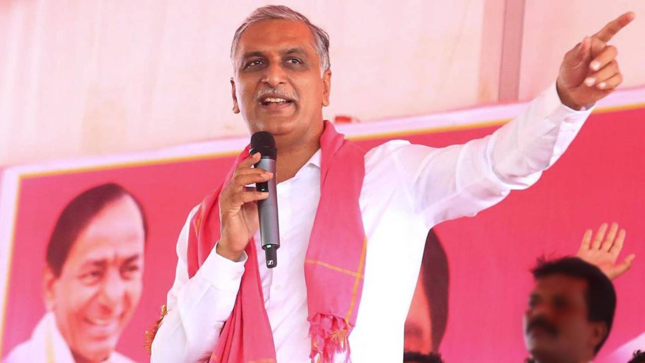 Harish Rao Comments : నువ్వు టచ్ చేయాల్సింది రైతులను.. 6 గ్యారంటీలను.. మమ్మల్ని కాదు : హరీష్ రావు ఫైర్ Harish Rao Comments : నువ్వు టచ్ చేయాల్సింది రైతులను.. 6 గ్యారంటీలను.. మమ్మల్ని కాదు : హరీష్ రావు ఫైర్