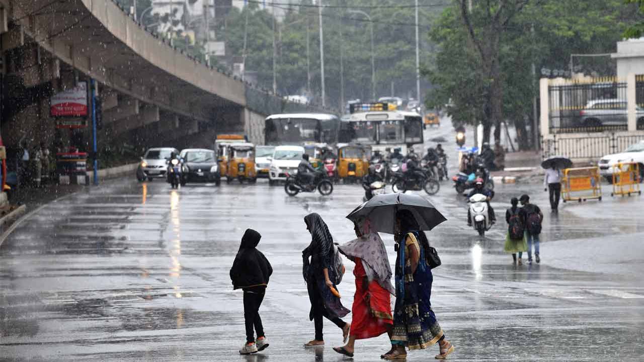 Rains: తెలుగు రాష్ట్రాలకు భారీ వర్షసూచన.. ఈ జిల్లాల్లో ఎల్లో అలెర్ట్ Rains: తెలుగు రాష్ట్రాలకు భారీ వర్షసూచన.. ఈ జిల్లాల్లో ఎల్లో అలెర్ట్