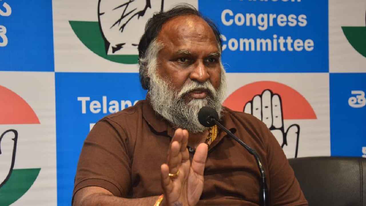 అమెరికా, సింగపూర్ నుంచి సోషల్ మీడియా నడపడం కాదు.. దమ్ముంటే ముందుకు రావాలి: జగ్గారెడ్డి వార్నింగ్ అమెరికా, సింగపూర్ నుంచి సోషల్ మీడియా నడపడం కాదు.. దమ్ముంటే ముందుకు రావాలి: జగ్గారెడ్డి వార్నింగ్
