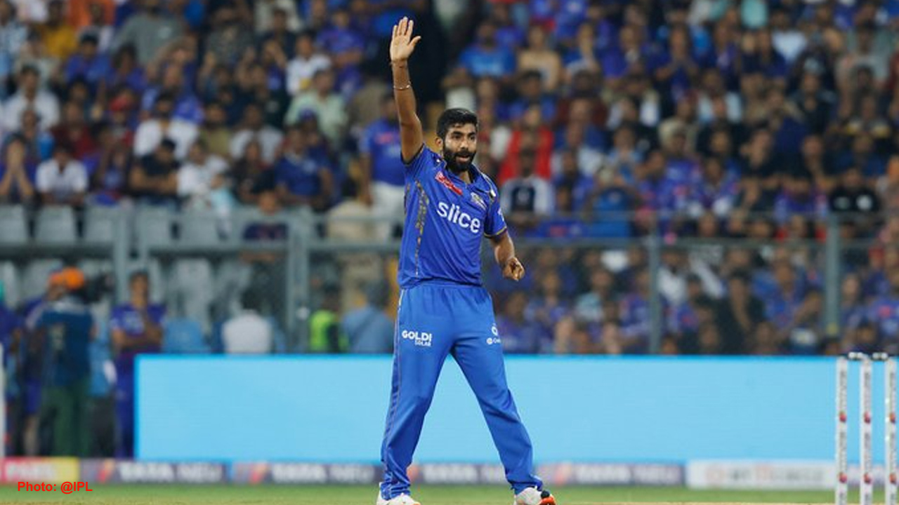 చెలరేగిన జస్ప్రీత్ బుమ్రా.. హర్భజన్ సింగ్, జడేజా రికార్డు బద్దలు చెలరేగిన జస్ప్రీత్ బుమ్రా.. హర్భజన్ సింగ్, జడేజా రికార్డు బద్దలు