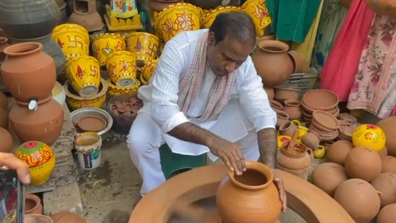 ఎన్నికల గుర్తును స్వయంగా తయారు చేసుకున్న కేఏ పాల్! ఎన్నికల గుర్తును స్వయంగా తయారు చేసుకున్న కేఏ పాల్!