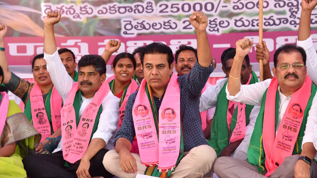 దీక్షకు దిగిన కేటీఆర్.. రేవంత్ రెడ్డి ఐపీఎల్ మ్యాచులు అంటూ తిరుగుతున్నారని కామెంట్స్ దీక్షకు దిగిన కేటీఆర్.. రేవంత్ రెడ్డి ఐపీఎల్ మ్యాచులు అంటూ తిరుగుతున్నారని కామెంట్స్