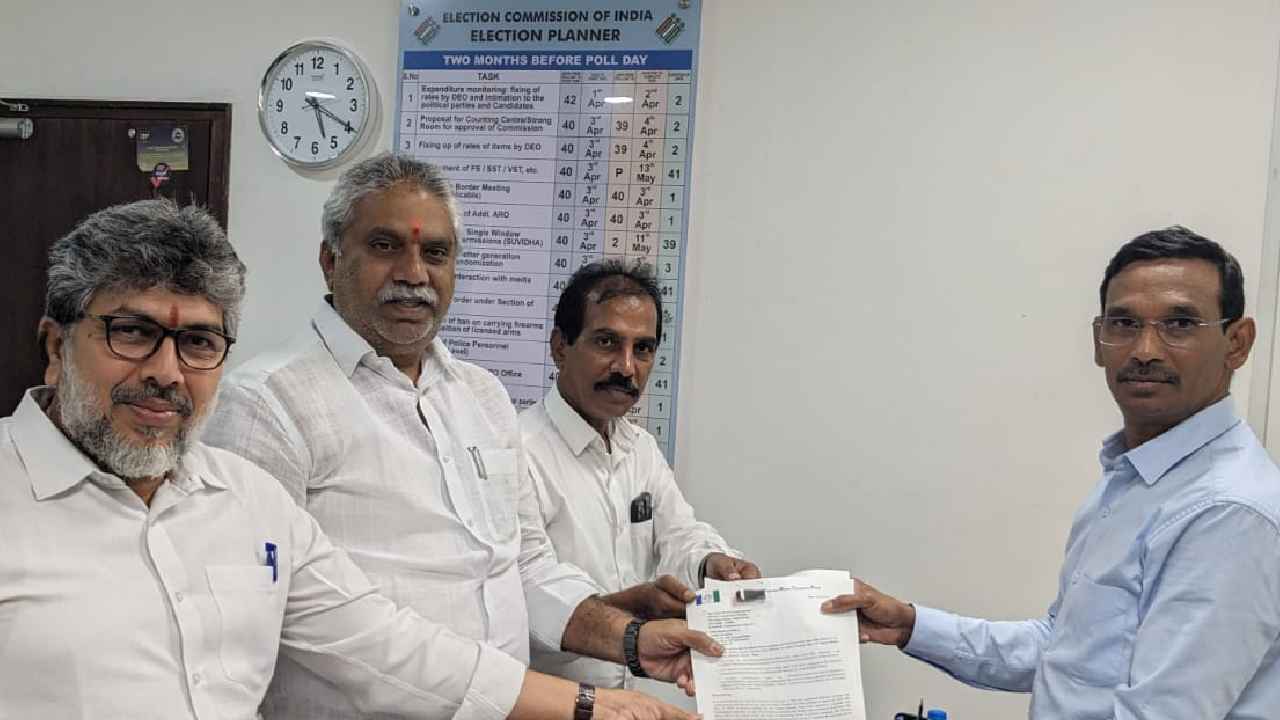 Malladi Vishnu : బాలకృష్ణ, లోకేశ్లపై ఈసీకి వైసీపీ ఎమ్మెల్యే ఫిర్యాదు Malladi Vishnu : బాలకృష్ణ, లోకేశ్లపై ఈసీకి వైసీపీ ఎమ్మెల్యే ఫిర్యాదు