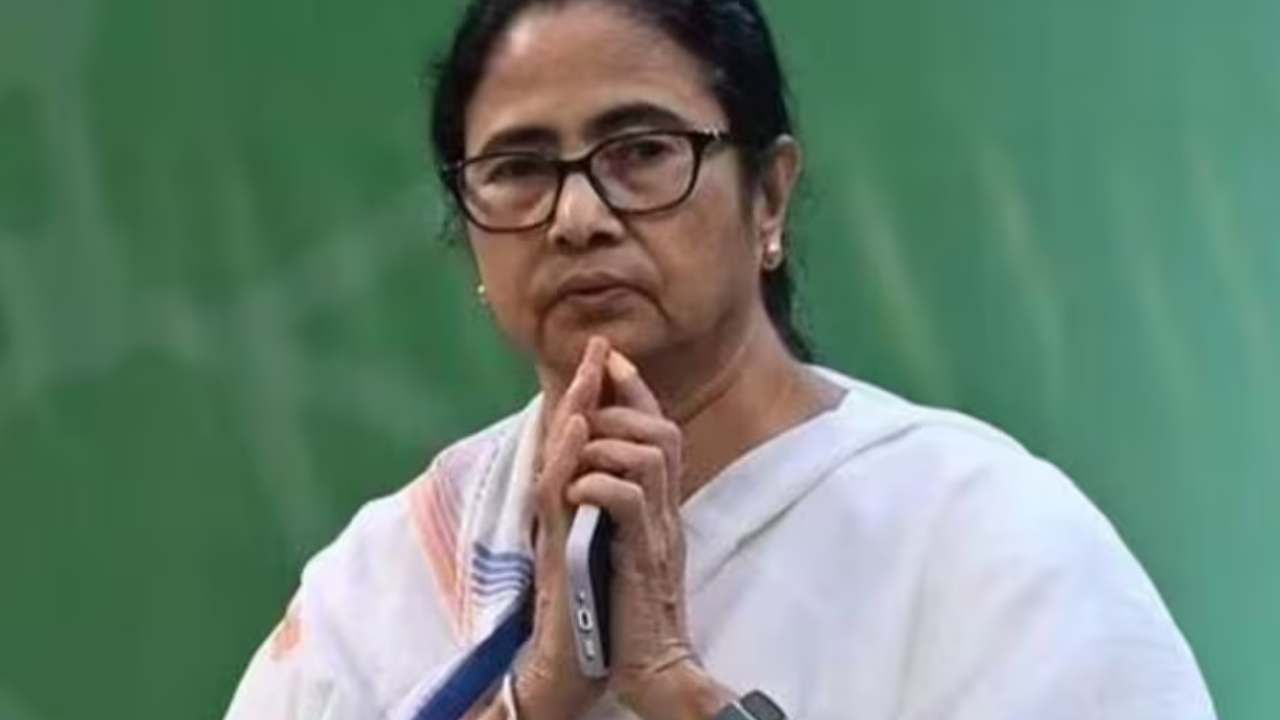 Mamata Banerjee : మరోసారి గాయపడ్డ బెంగాల్ ముఖ్యమంత్రి మమతా బెనర్జీ.. హెలికాప్టర్ ఎక్కుతుండగా.. Mamata Banerjee : మరోసారి గాయపడ్డ బెంగాల్ ముఖ్యమంత్రి మమతా బెనర్జీ.. హెలికాప్టర్ ఎక్కుతుండగా..
