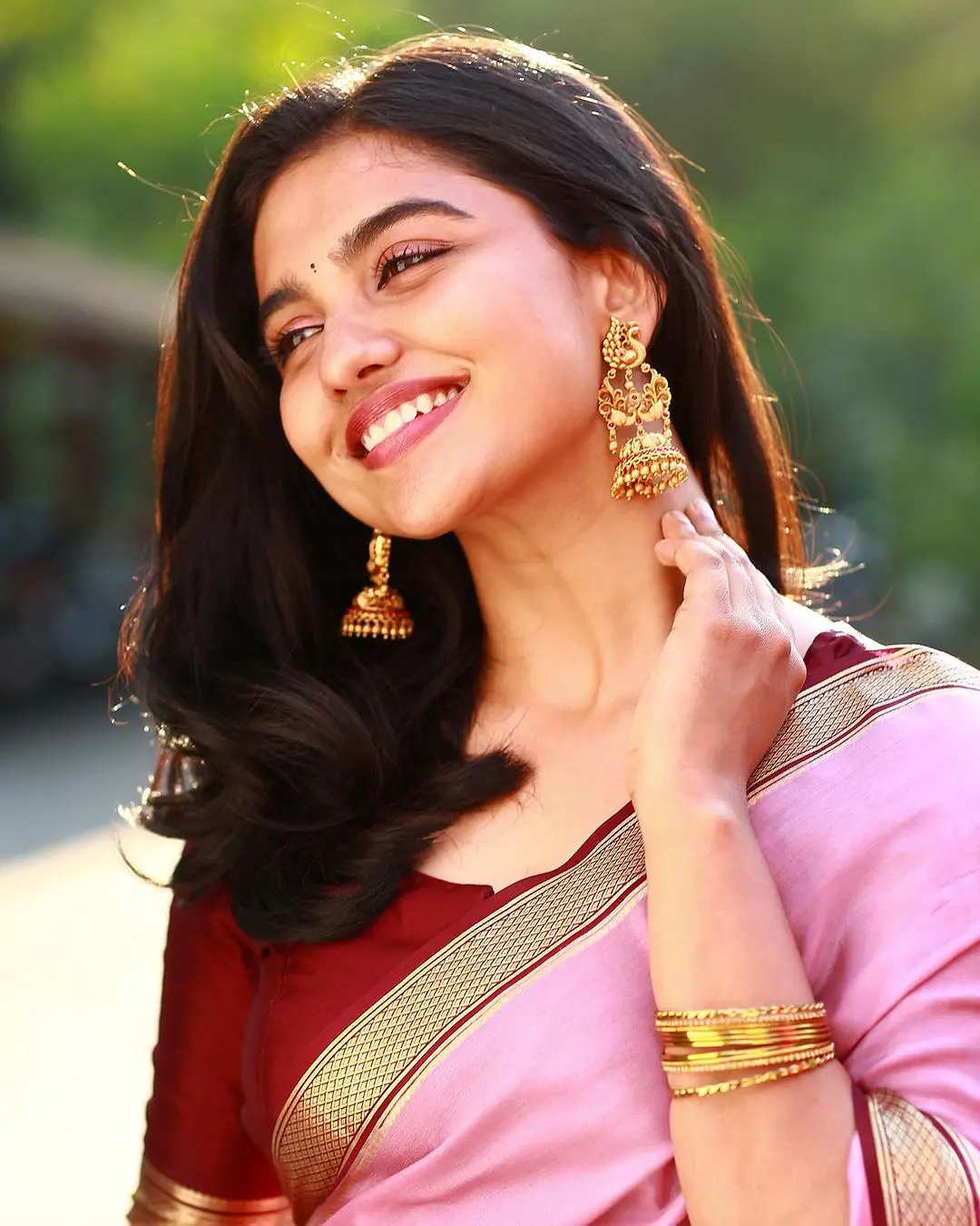 Mamitha Baiju mesmerizing Looks In Saree photos