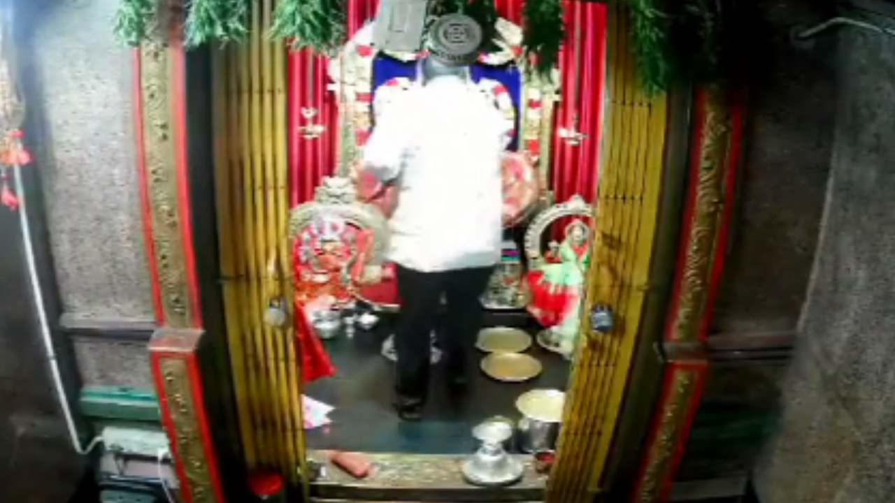 అమ్మవారి మెడలో మంగళసూత్రం దొంగిలించిన ఘనుడు.. వీడియో వైరల్ అమ్మవారి మెడలో మంగళసూత్రం దొంగిలించిన ఘనుడు.. వీడియో వైరల్