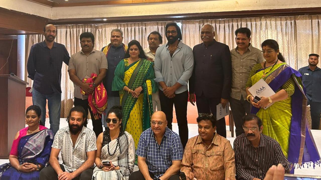 Manchu Vishnu : మొన్నేమో అంత రచ్చ.. ఈసారి ఏకగ్రీవంగా ఎన్నిక.. మరోసారి మా అధ్యక్షుడిగా మంచు విష్ణు.. Manchu Vishnu : మొన్నేమో అంత రచ్చ.. ఈసారి ఏకగ్రీవంగా ఎన్నిక.. మరోసారి మా అధ్యక్షుడిగా మంచు విష్ణు..