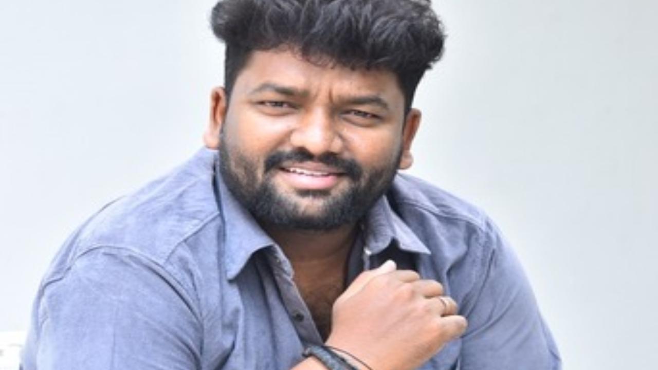 VS Mukkhesh : వేడెవడ్రా బాబు.. పూరి జగన్నాద్ కంటే ఫాస్ట్గా ఉన్నాడు.. 24 రోజుల్లో సినిమా షూట్ కంప్లీట్.. VS Mukkhesh : వేడెవడ్రా బాబు.. పూరి జగన్నాద్ కంటే ఫాస్ట్గా ఉన్నాడు.. 24 రోజుల్లో సినిమా షూట్ కంప్లీట్..