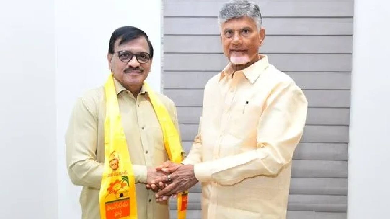 TDP: టీడీపీలో చేరిన వైసీపీ హిందూపురం కీలక నేత TDP: టీడీపీలో చేరిన వైసీపీ హిందూపురం కీలక నేత