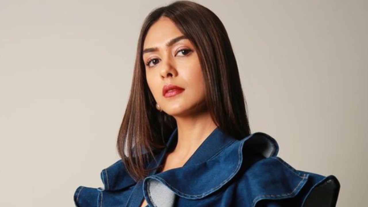 Mrunal Thakur : ఆ హీరోని కొట్టడానికి భయపడ్డాను అంటున్న మృణాల్.. ఎవరు ఆ హీరో..? Mrunal Thakur : ఆ హీరోని కొట్టడానికి భయపడ్డాను అంటున్న మృణాల్.. ఎవరు ఆ హీరో..?