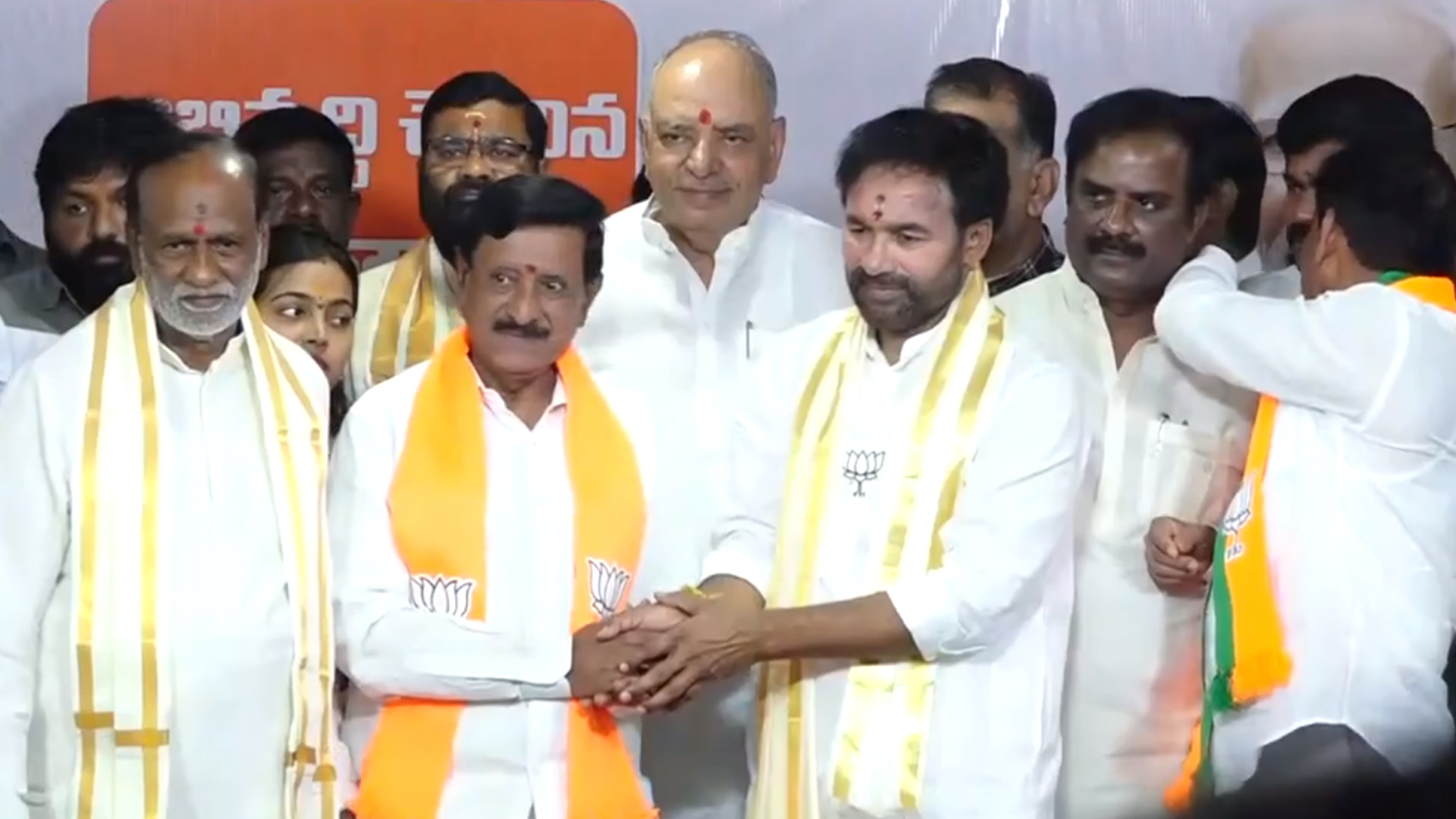 తెలంగాణ బీజేపీలో చేరిన మాజీ మంత్రి నెరేళ్ల, మాజీ ఎమ్మెల్యే పండరీ తెలంగాణ బీజేపీలో చేరిన మాజీ మంత్రి నెరేళ్ల, మాజీ ఎమ్మెల్యే పండరీ